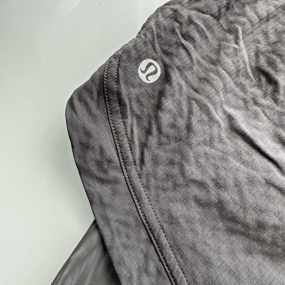 NWOT Lululemon 2 in 1 run shorts grey 6 - Picture 4 of 8